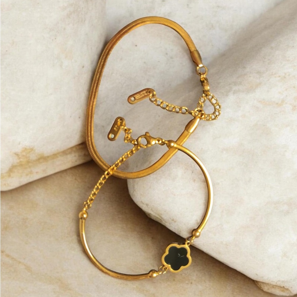 Gold-Tone Clover Pendant Women's Bracelet - Unbranded